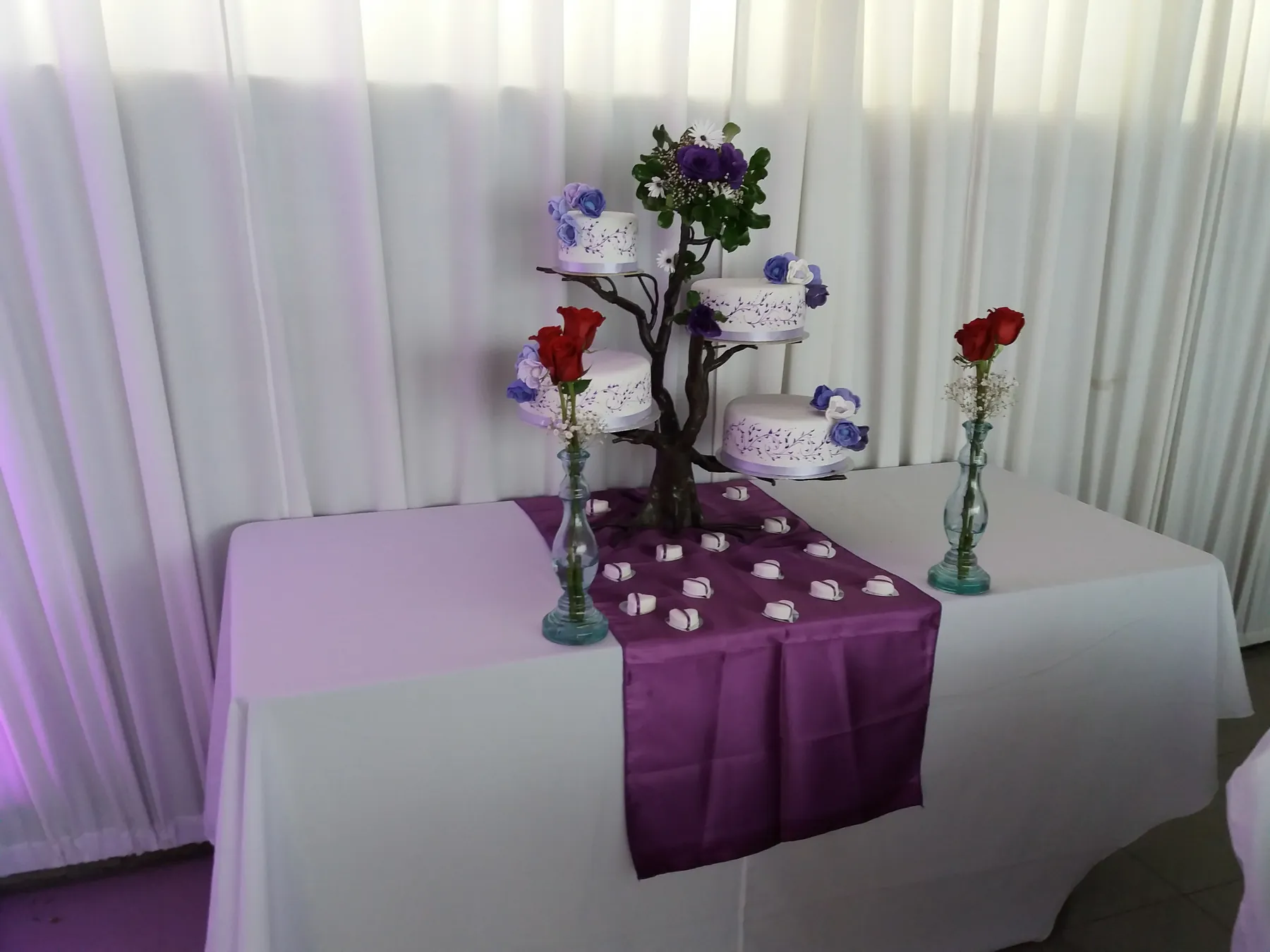 Mesa decorada para una celebración familiar en Ailyn