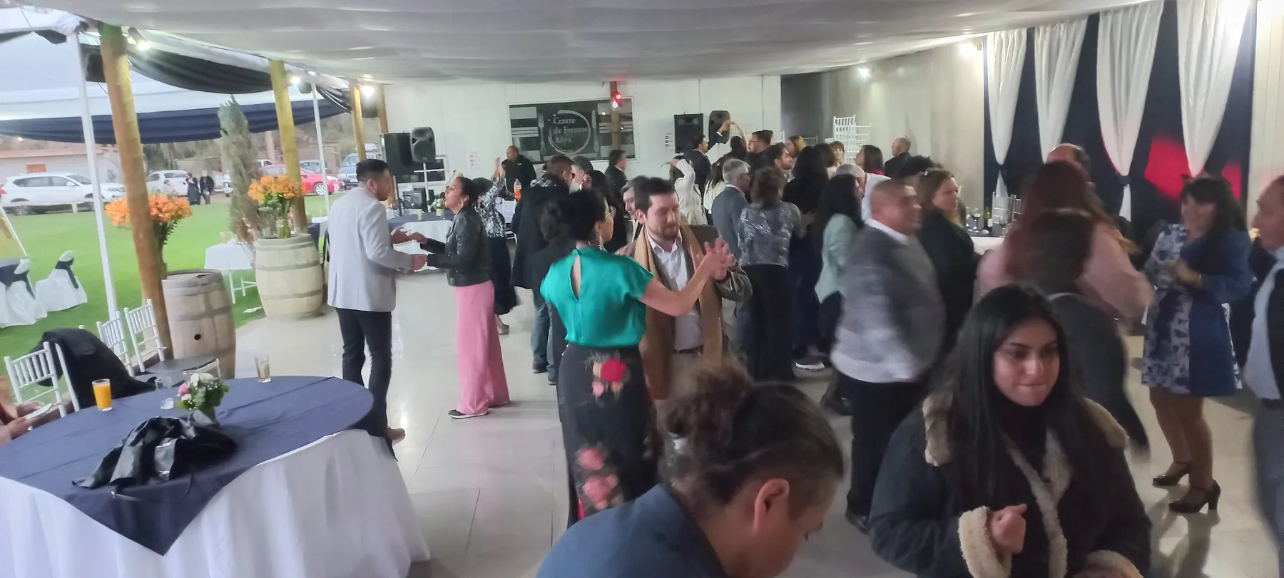 Grupo de adultos compartiendo durante un evento en el salón
