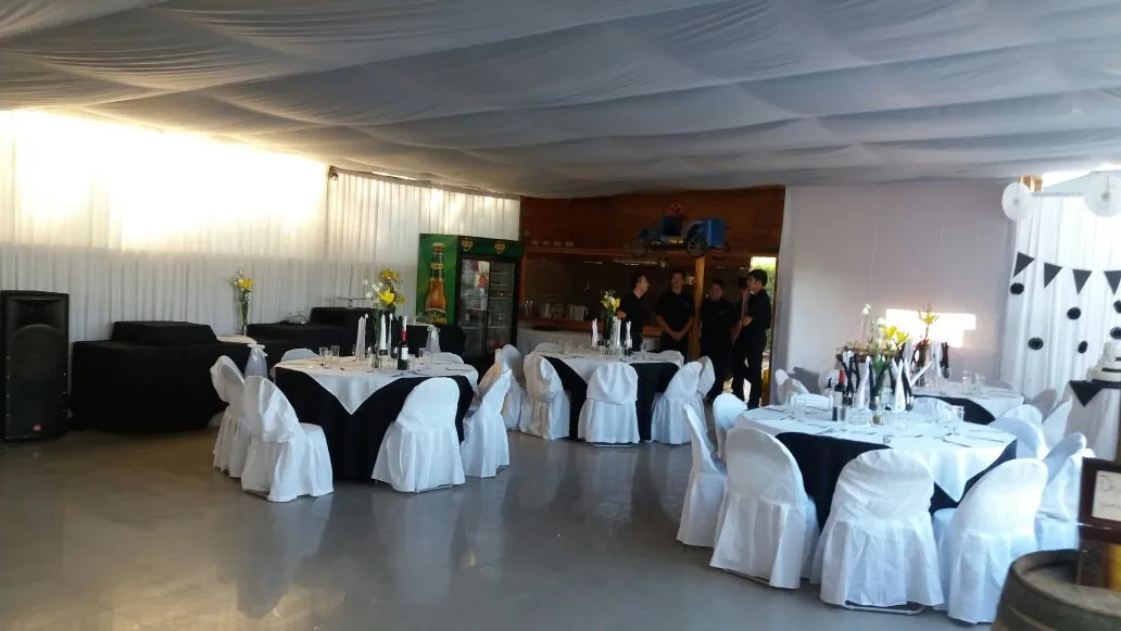 Salón interior con mesas dispuesto para recibir grupos