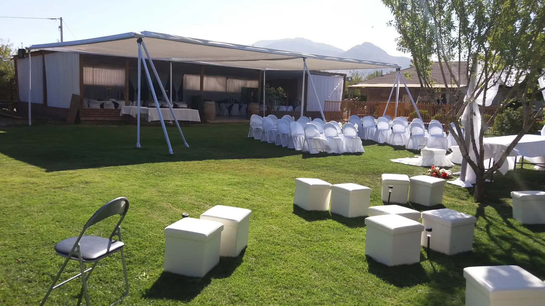 Área verde de Ailyn preparada con asientos para una actividad