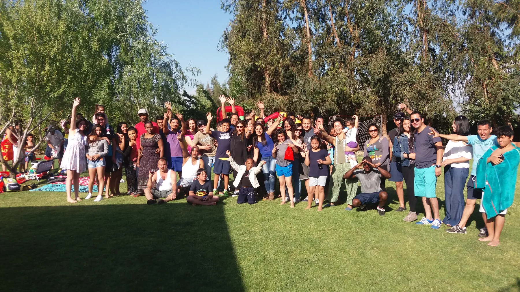 Grupo compartiendo al aire libre en Centro de Eventos Ailyn