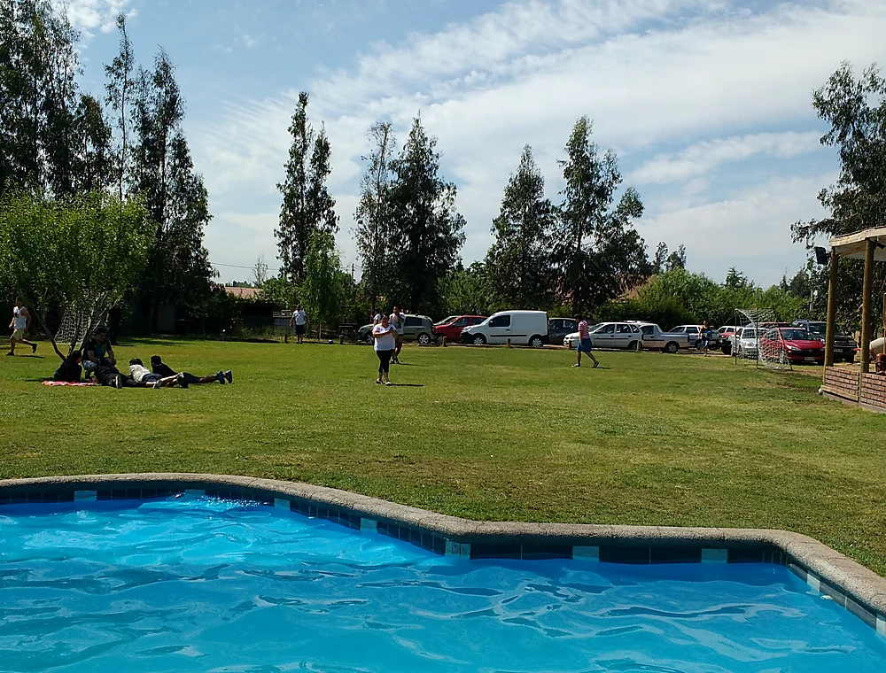 Piscina y áreas verdes de Centro de Eventos Ailyn en Lampa